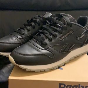 Size 9.5 black Reebok classics